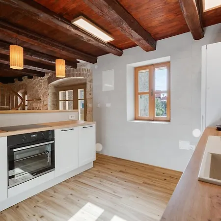 Steinhaus Am Mit E Ladestation